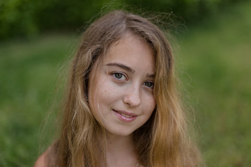 Naklejka premium Head and shoulders portrait of smiling teenager girl