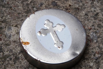 amuleto o accesorio religioso, cruz de collar en su caja de metal