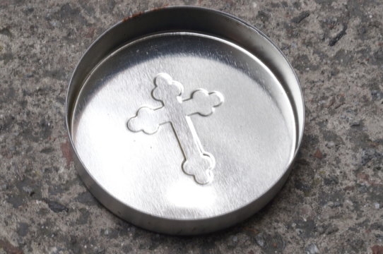 amuleto o accesorio religioso, cruz de collar en su caja de metal