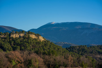 Vue d'automne  sur le Mont-Ventoux en Provence
