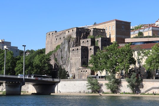 Le fort Saint Jean &agrave; Lyon, au bord du fleuve Sa&ocirc;ne, devenu ecole nationale des finances publiques ou ENFIP - Ville de Lyon - D&eacute;partement du Rh&ocirc;ne - France