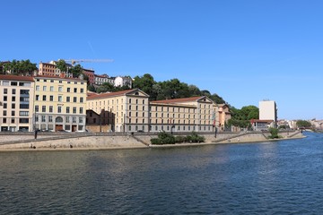 Fototapeta na wymiar Le quai Saint Vincent à Lyon au bord de la rivière Saône - Ville de Lyon - Département du Rhône - France