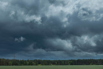 Ciemne, złowrogie chmury na niebie. © boguslavus
