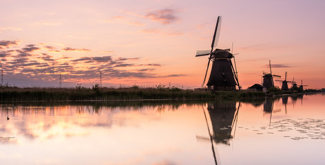 Discover the splendid windmills of Kinderdijk to see how the Dutch have been controlling the waters for over 1000 years. It’s a unique spectacle!
