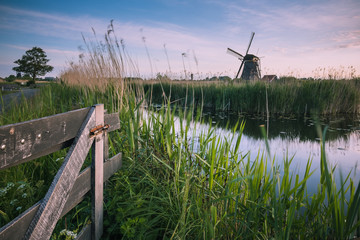Discover the splendid windmills of Kinderdijk to see how the Dutch have been controlling the waters for over 1000 years. It’s a unique spectacle!