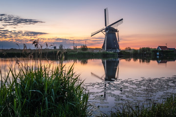Discover the splendid windmills of Kinderdijk to see how the Dutch have been controlling the waters for over 1000 years. It’s a unique spectacle!