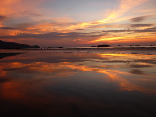 Fototapeta na wymiar Beautiful sunset at the beach of Ko Tao in Thailand