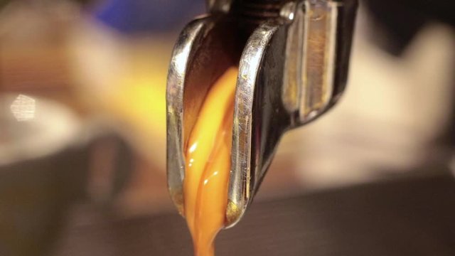 Caffe - Particolare macchina - estrusione