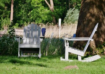 Gartenst&uuml;hle auf dem Seegrundst&uuml;ck