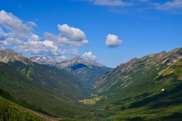 Naklejka premium górski krajobraz z niebieskim niebem