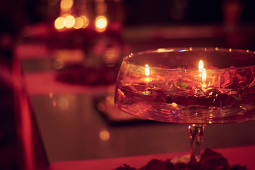 copa con velas y flores