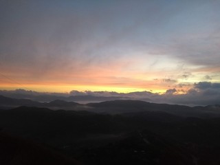 Amanecer nublado en las montañas sol naciente
