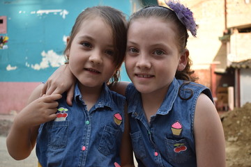 HERMANAS AMOR NI&Ntilde;AS PIEL BLANCA HERMOSAS MUJERES ABRAZO