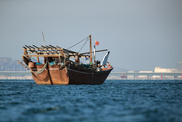 Obraz premium Fishermen traveling on traditional dhows for fishing