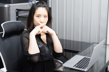 NGのポーズをする女性