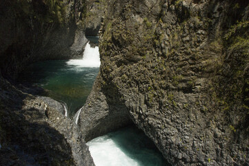 Fototapeta na wymiar Parque nacional Radal Siete Tazas Curicó sur De Chile cascadas bosque nativo naturaleza río aguas claras bosque virgen