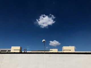 Fototapeta na wymiar city and blue sky background 