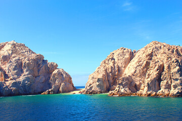 Fototapeta na wymiar Playa del amor en Cabo san Lucas, rocas y arena