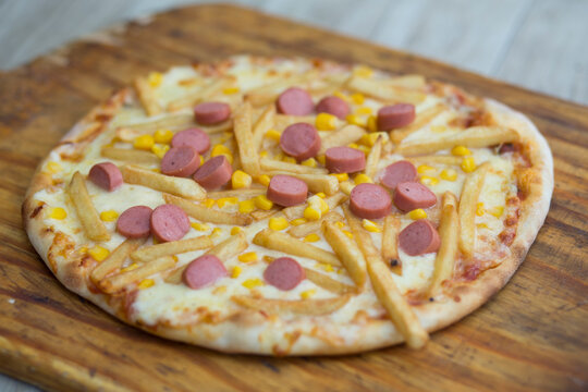 Pizza con muzzarella panchos y papas fritas