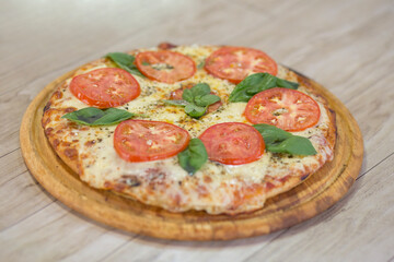 Pizzeta primavera con queso muzzarella, tomate y albahaca 