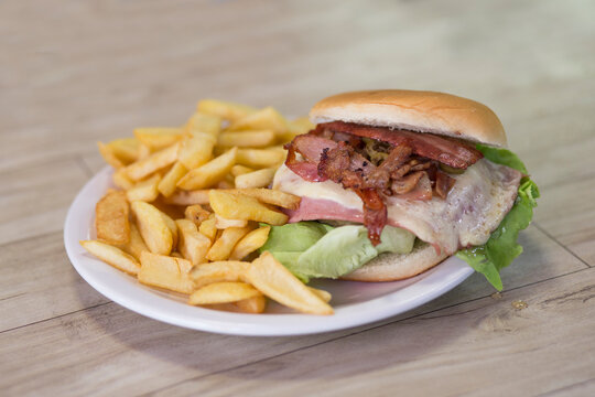 Bocata, chivito , sandwich de carne  con jamon, muzzarella y verduras acompa&ntilde;ado con papa fritas