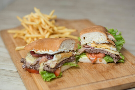 Bocata, chivito , sandwich de carne  con jamon, muzzarella y verduras acompa&ntilde;ado con papa fritas