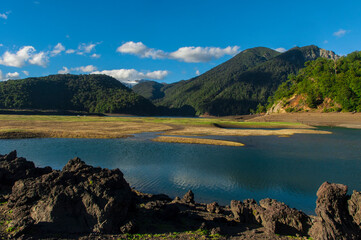 Fototapeta na wymiar Parque nacional Conguillio Sur De Chile región de la araucanía naturaleza bosque nativo lago natural Araucaria paisaje montaña turismo