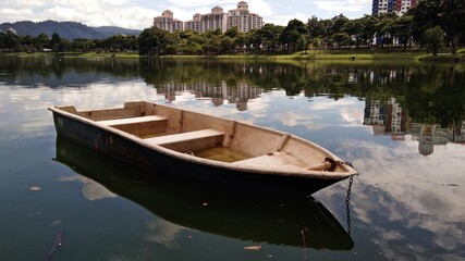 Obraz premium Kuala Lumpur, Malaysia- 30 December 2019; view of Ampang Hilir Lake Garden located at Desa Pahlawan, Kuala Lumpur