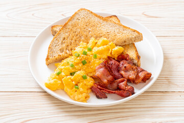 scrambled egg with bread toasted and bacon
