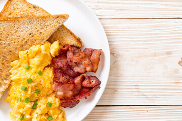 scrambled egg with bread toasted and bacon