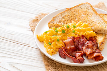 scrambled egg with bread toasted and bacon
