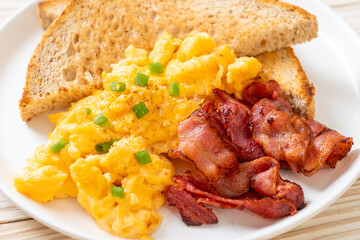 scrambled egg with bread toasted and bacon