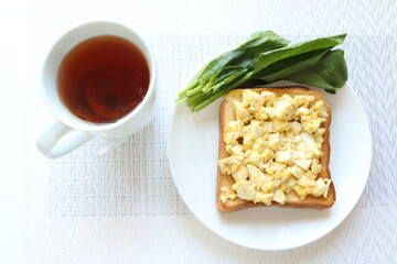 ほうれん草と卵のせトーストと紅茶　朝食　昼食
