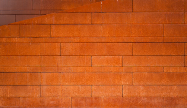 Rusty house facade of Cor-Ten steel panels. Rostige Hausfassade mit rost braunen Cor-Ten Stahl Platten.