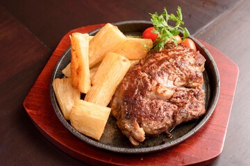 Ojo de bife. El ojo de costilla también conocido con el nombre en inglés rib eye o ribeye  es un filete extraído de la sección de la costilla de ternera, entre las costillas seis y la doce.