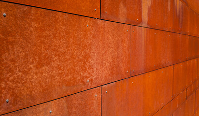 Rostige Hausfassade mit rost braunen Cor-Ten Stahl Platten. Rusty house facade of Cor-Ten steel...