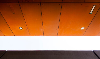 Modern rusty house facade of Cor-Ten steel panels. Moderne Architektur mit rost braunen Cor-Ten Stahl Platten.