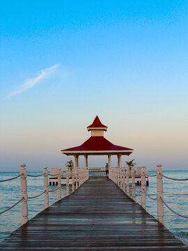 Muelle con quiosco de playa