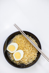 Instant noodles topped with boiled eggs, suitable for people confined to the house and work at home, food that is easy to find in the market.