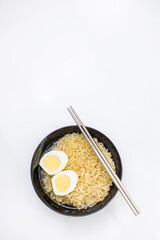 Instant noodles topped with boiled eggs, suitable for people confined to the house and work at home, food that is easy to find in the market.