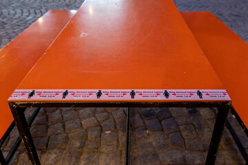 Hinweis zum Abstandhalten im Rahmen der Corona-Eindämmungsverordnung auf einem Tisch eines Leipziger Restaurants.