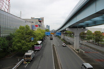 Japanische Straße mit Schildern und Verkehr 