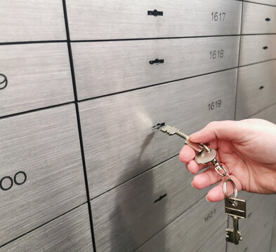 Schlie&szlig;fach in einem Tresor einer Bank &ouml;ffnen