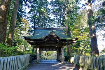 静寂に包まれた神社の山門の情景＠鳥取