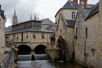 Fototapeta na wymiar Spacer brzegiem rzeki Aure w Bayeux