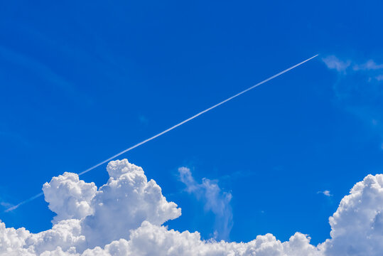飛行機雲と夏空