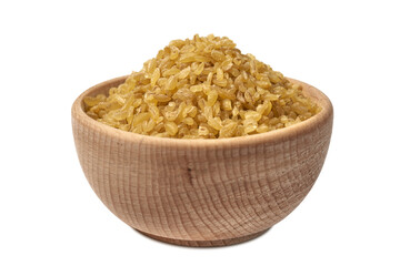 Kasza bulgur w drewnianej misce, wyizolowane białe tło