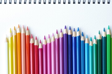 カラフルな色鉛筆とスケッチブック