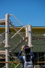 Naklejka premium 夏の動物園のファミリー観光客