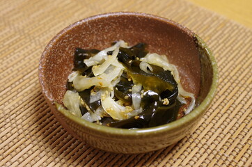 玉葱とワカメの酢の物